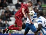 OB's Peter Utaka i kamp med FC Nordsjællands Andreas Bjelland. 