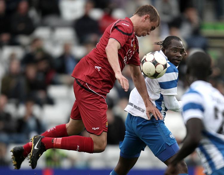 OB's Peter Utaka i kamp med FC Nordsjællands Andreas Bjelland. 