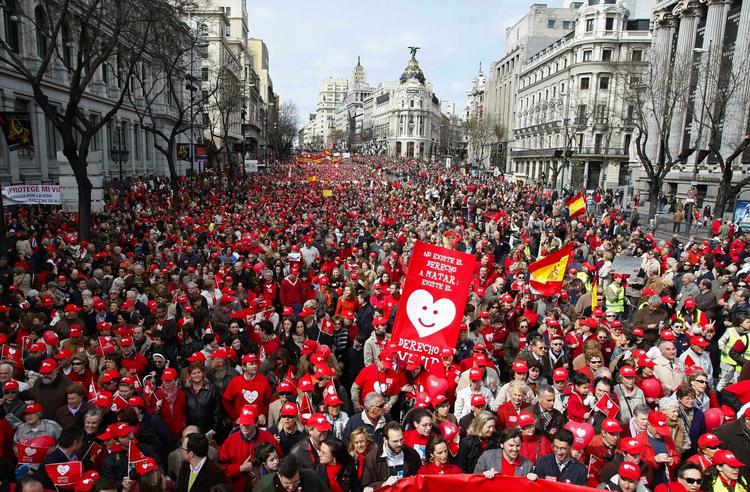 Den spanske regering lægger sig med flertallet i befolkningen med sit forslag om at liberalisere abortreglerne. Fotoet er fra en demonstration i foråret, da regeringen luftede ideen. 