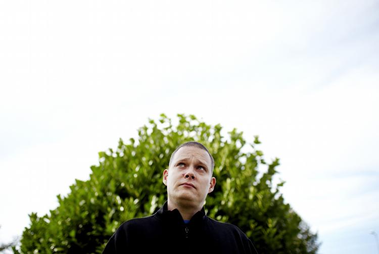 John Kohlhoff er 32 år. Han har mod sin vilje opholdt sig på psykiatriske hospitaler, siden siden han som 17-årig blev dømt for at stikke sin stedfader i maven med en kniv. »Jeg kan ikke snakke dem til fornuft. Ligegyldig hvad jeg siger, så er det et tegn på min skizofreni«, siger John Kohlhoff. 