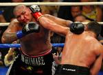 Christobal Arreola (t.v.) tabte for første gang en boksekamp. Bagefter begyndte han at græde og undskylde over sine fans. 