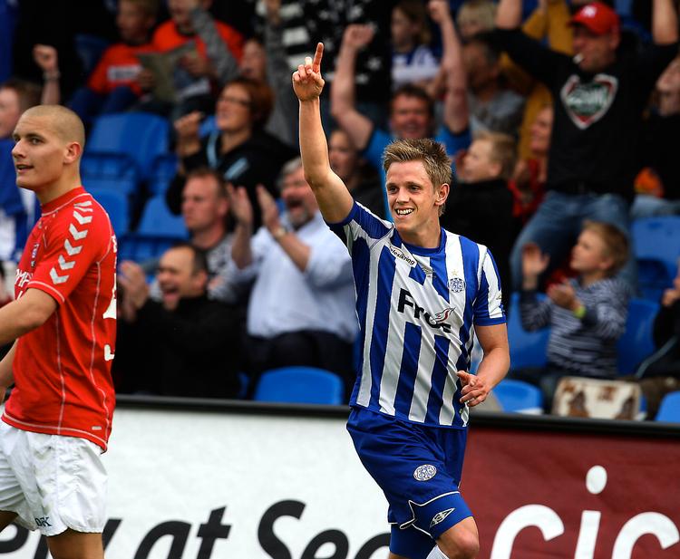 øren Rieks fejrer en scoring for Esbjerg. Angriberen er kommet ind i landsholdsvarmen, men venter tålmodigt på at komme i spil. Arkivfoto. 