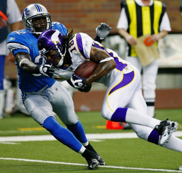 Minnesota Vikings Sidney Rice (18)  tackles af Anthony Henry fra Detroit Lions i seneste runde. Arkivfoto. 