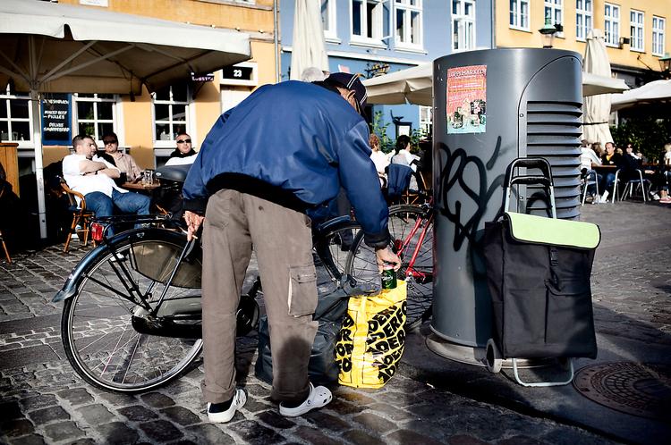 I Nyhavn er der hård konkurrence om tomme dåser og flasker, som giver mellem en og halvanden krone stykket. Denne mand så  ikke ud til at have nogen tilknytning til de  organiserede grupper af flaskesamlere. 
