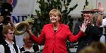 Angela Merkel var i godt humør, da hun forleden var til valgmøde i München. I aften kan hun efter alt at dømme fejre genvalg som tysk kansler. 