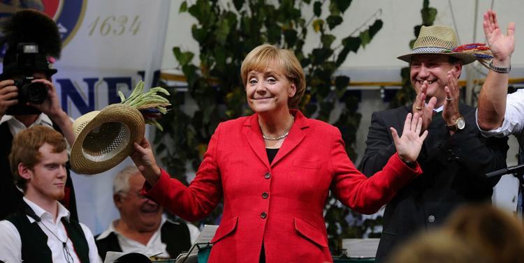 Angela Merkel var i godt humør, da hun forleden var til valgmøde i München. I aften kan hun efter alt at dømme fejre genvalg som tysk kansler. 