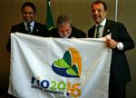 Brasiliens præsident Luiz Inacio Lula da Silva, midtfor, sammen med sin sportsminister Orlando Silva, tv. og Rio de Janeiros borgmester, Sergio Cabral, vil have OL 2016 til Rio. 
