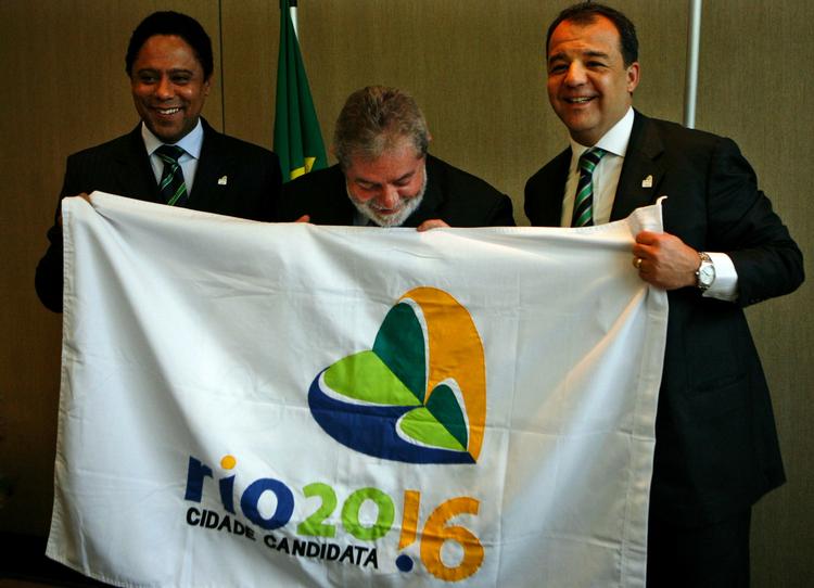Brasiliens præsident Luiz Inacio Lula da Silva, midtfor, sammen med sin sportsminister Orlando Silva, tv. og Rio de Janeiros borgmester, Sergio Cabral, vil have OL 2016 til Rio. 