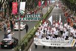 Tokyo gør reklame for byens bud på at arrangere OL 2016 med en parade gennem den japanske hovedstad. 