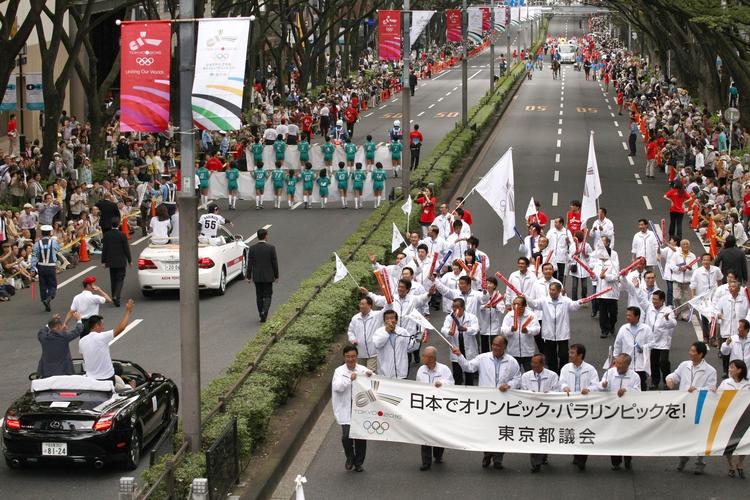 Tokyo gør reklame for byens bud på at arrangere OL 2016 med en parade gennem den japanske hovedstad. 