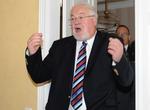 Peter Harry Carstensen risikerer at miste magten i Slesvig-Holsten efter en valgkamp, hvor partier førte kampagne med personer angreb. 