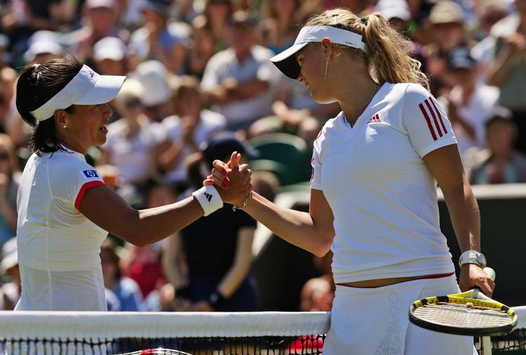 I første runde af årets Wimbledon vandt Caroline Wozniacki 5-7, 6-3, 6-1 over Kimiko Date-Krumm. Arkivfoto. 
