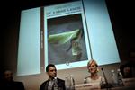 Klimaekspert David Obura og udviklingsminister Ulla Tørnæs (V) præsenterede den populære bog "Turen går til de varme lande" sammen med forfatterne for tre uger siden. Arkivfoto. 