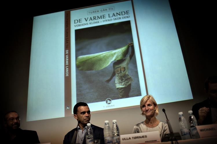 Klimaekspert David Obura og udviklingsminister Ulla Tørnæs (V) præsenterede den populære bog "Turen går til de varme lande" sammen med forfatterne for tre uger siden. Arkivfoto. 