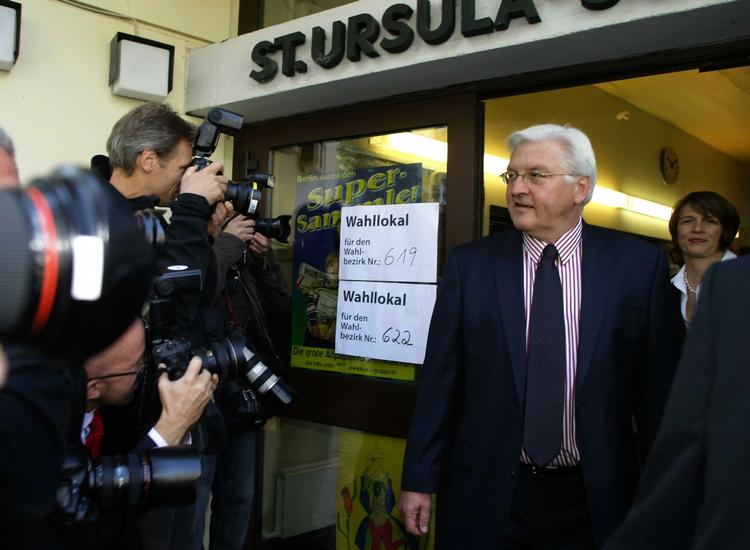 Tysklands udenrigsminister Frank-Walter Steinmeier, der her forlader sit valgsted i Berlin, erkender valgnederlaget. Men han siger, at han bliver som oppositionsleder. 