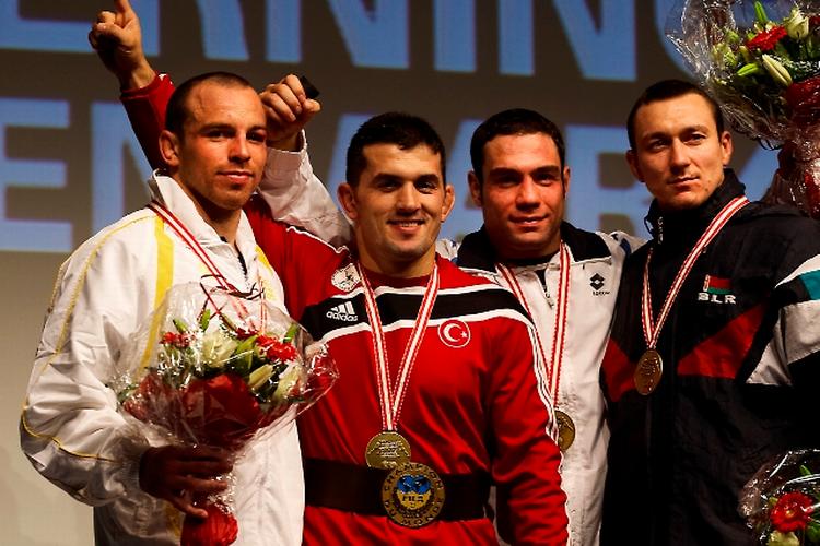 Den tyrkiske verdensmester Selcuk Sebi flankeret af sølvvinderen Mark O. Madsen (tv.) og de to bronzevindere, iraneren Farshad Alizadeh Kalehkeshi  og hviderusseren Aliaksandr Kikiniue. Foto: Klaus Sletting Jensen 