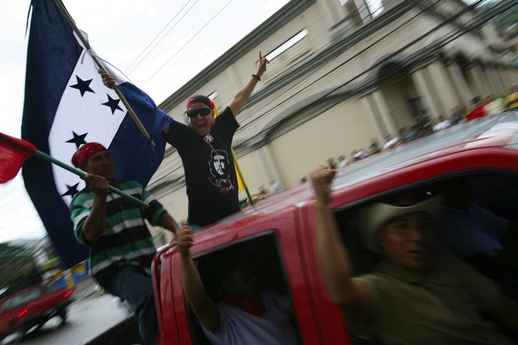 Tilhængere af den væltede præsident i Honduras demonstrerer uden for den brasilianske ambassade, hvor han  for tiden opholder sig. 