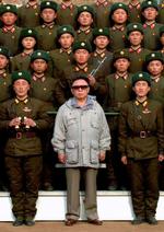 Nordkoreas leder Kim Jong-Il (billedet) får besøg af Kinas premierminister Wen Jiabao i næste måned. (Arkivfoto) 