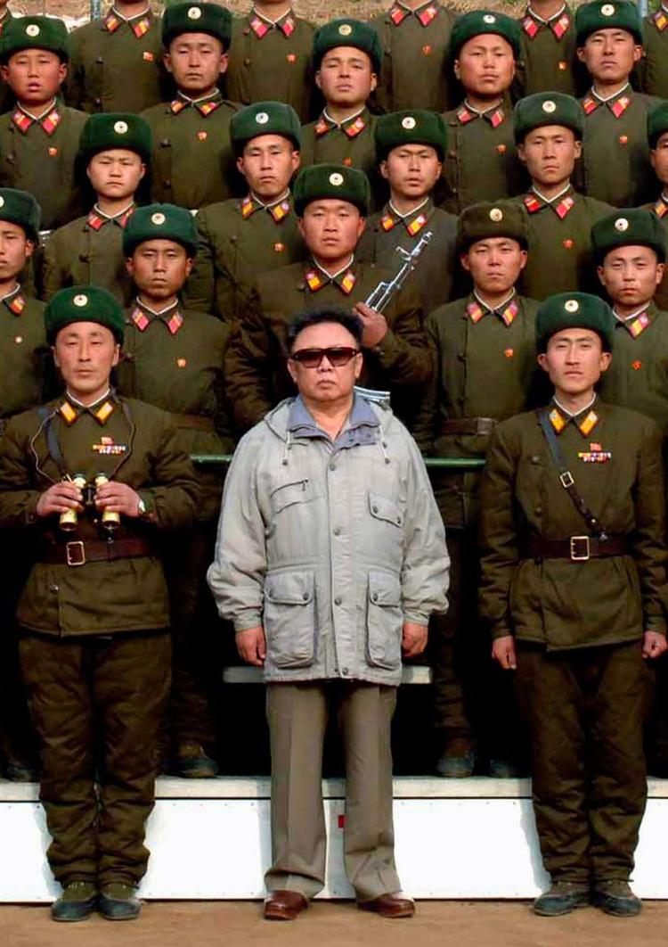 Nordkoreas leder Kim Jong-Il (billedet) får besøg af Kinas premierminister Wen Jiabao i næste måned. (Arkivfoto) 