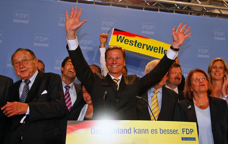 Angela Merkel fortsætter som kansler, men det bliver på 'Guidos nåde'. Guido Westerwelle og det liberale parti FDP er tilbage i regering efter 11 år i opposition. 