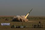 I går testede Iran kortdistancemissiler som dette. I dag er der blevet affyret raketter, som kan flyve endnu længere, og senere i dag kommer turen til de langtrækkende, som vil kunne nå mål i Israel. 