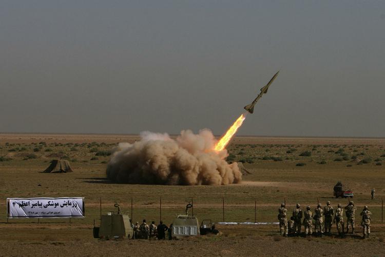 I går testede Iran kortdistancemissiler som dette. I dag er der blevet affyret raketter, som kan flyve endnu længere, og senere i dag kommer turen til de langtrækkende, som vil kunne nå mål i Israel. 