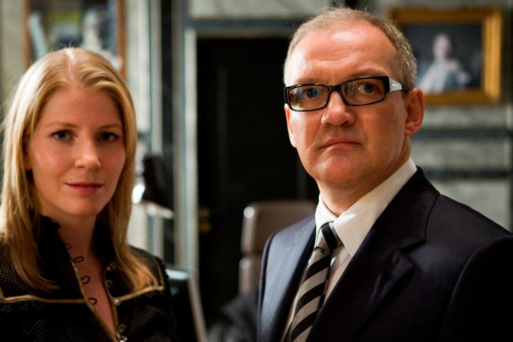 Charlotte Guldberg og Preben Kristensen spiller henholdsvis ministersekretær og departementchef i Justitsministeriet. Foto: Thomas Marott, DR. 