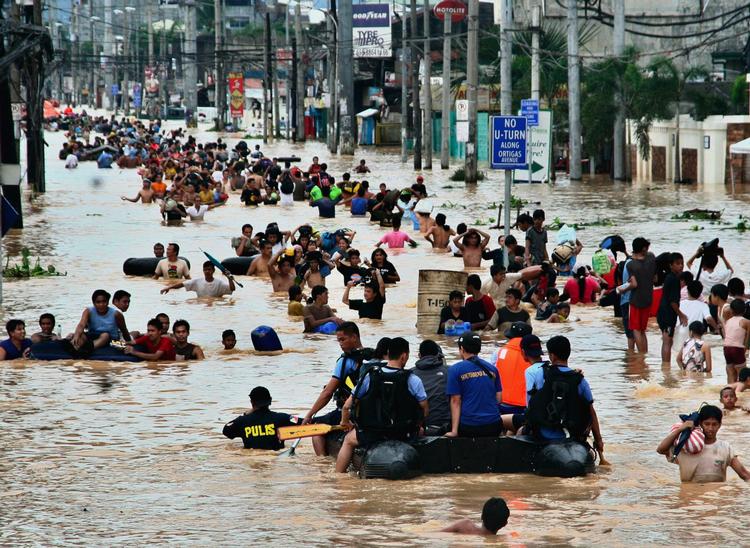 Omkring 80 procent af den filippinske hovedstad Manila står under vand efter en tropisk storm har hærget den nordlige del af landet. 