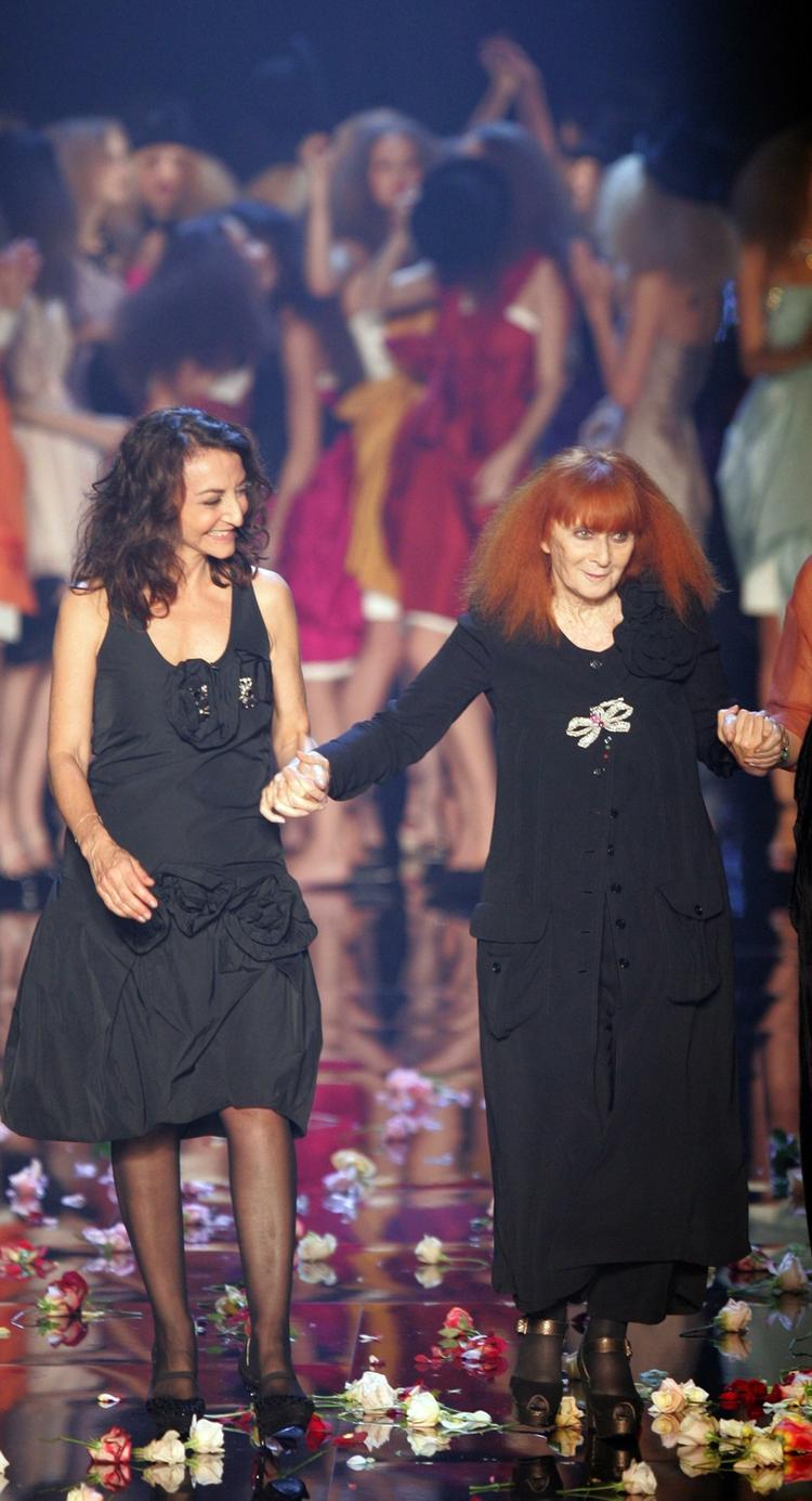 Sonia Rykiel og hendes datter Nathalie på catwalken i Paris ved deres 40 års jubilæumsshow i oktober 2008. 