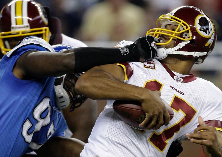 Dommerne så formentlig ikke denne ulovlighed, da Jason Hunter fra Detroit Lions havde fat i Jason Campbells ansigtsmaske. 