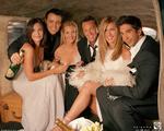 Rygterne siger, at de seks venner længe gerne har villet bringe seriens karakterer tilbage i live. Nu ser det ud til at blive til virkelighed for vennerne, der alle er i 40'erne. Jennifer Aniston og Matthew Perry er 40. Matt LeBlanc og David Schwimmer er 42. Courteney Cox  er fyldt 45, mens Lisa Kudrow er 46. Pr-foto fra 2004. 