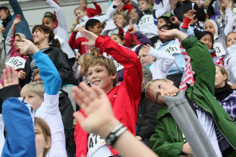 Tusindvis af unger fra 38 af kommunens skoler råber og vinker  fra tribunen. I dag er det 4. klasserne. Tirsdag går det løs for 5. klasserne og på onsdag er der finale for 6. klasserne. Hvor Kronprins Frederik kommer. 