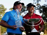 Udover trofæerne for henholdsvis sejren i Tourfinalen og den samlede sejr i FedEx Cup var 3 og 10 millioner dollar til Phil Mickelson (tv.) og Tiger Woods. 