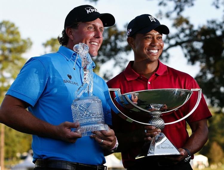 Udover trofæerne for henholdsvis sejren i Tourfinalen og den samlede sejr i FedEx Cup var 3 og 10 millioner dollar til Phil Mickelson (tv.) og Tiger Woods. 