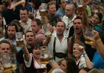 Trods navnet er oktoberfesten allerede begyndt i München. Billedet er fra 19. september, hvor deltagere skåler på festivalens start. 