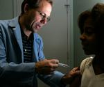 Gardasil er verdens første kræftvaccine. Her får en 14-årig amerikansk pige i Chicago en vaccination af sin læge. I Danmark bør kvinder op til 26 år  få tilbudt vaccinen, siger Kræftens Bekæmpelse. (arkivfoto) 