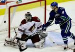 Jannik Hansen (th.) har fået ødelagt forberedelserne til NHL-sæsonen efter at han brækkede tre fingre i et slagsmål. Arkivfoto. 