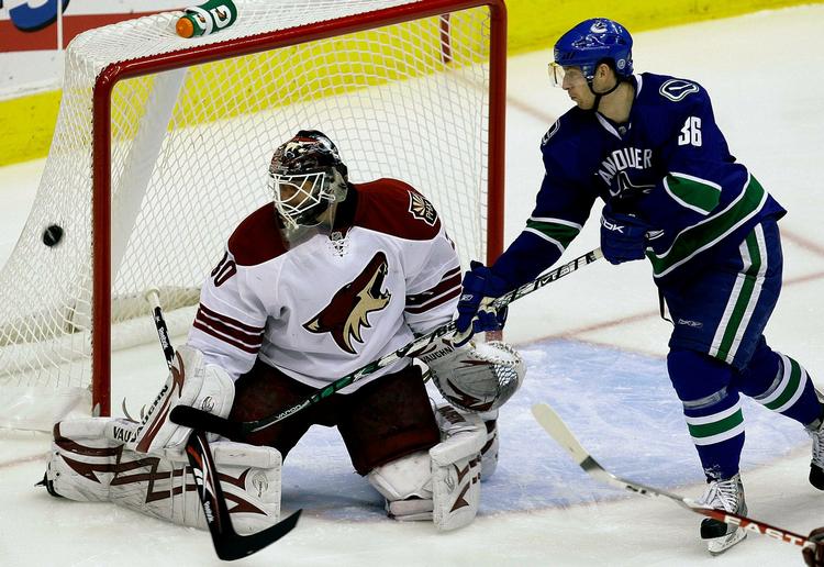 Jannik Hansen (th.) har fået ødelagt forberedelserne til NHL-sæsonen efter at han brækkede tre fingre i et slagsmål. Arkivfoto. 