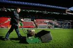 Græstæppet i Parken i København trænger i øjeblikket til en kærlig hånd. Men en koncert to dage før Danmarks næste landskamp kan smadre græsset yderligere. arkivfoto. 