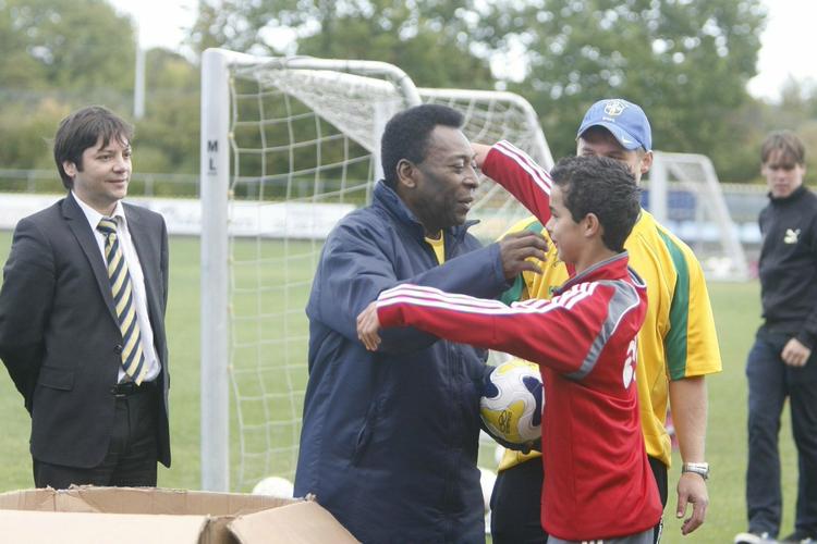 En krammer fra Pelé til en elev fra Tingbjerg Skole. 