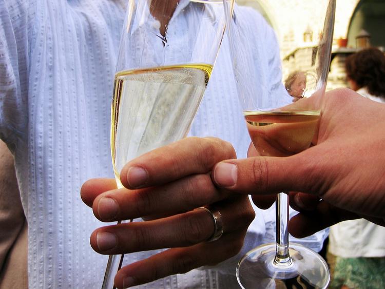 Franske forskere beskriver i et nyt studie, hvordan champagne virker opløftende på os. 