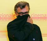 Wim Wenders poserer for fotografer ved en filmfestival. Han er et af de fremtrædende navne på en protest mod fængslingen af Roman Polanski. 
