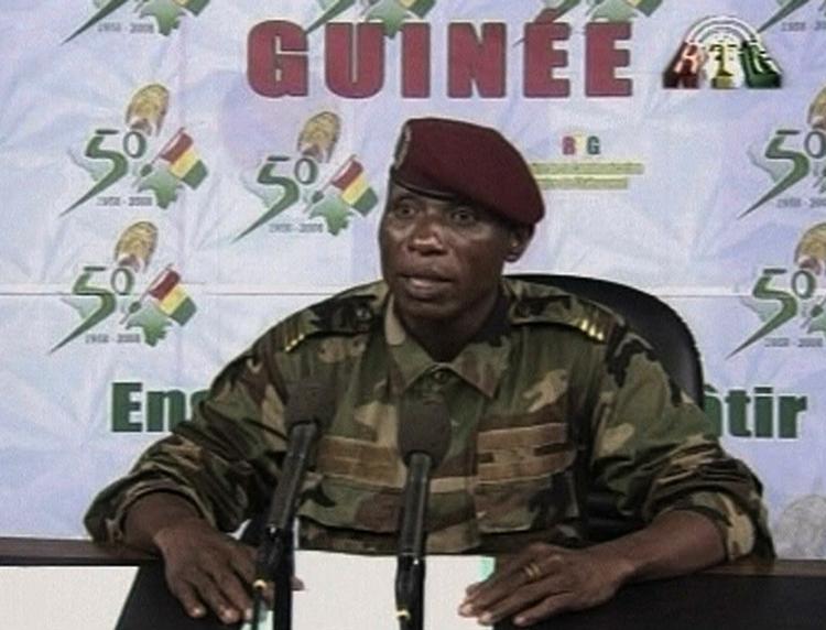 Kuplederen Mousa 'Dadis' Camara stiller op til valget, og det har øget spændingerne i Guinea. Han siger, at skyderierne er uden for hans kontrol. 