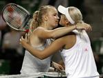 Efter fem tabte partier mod Aleksandra Wozniak (th) måtte Caroline Wozniacki opgive at spille videre i går. 