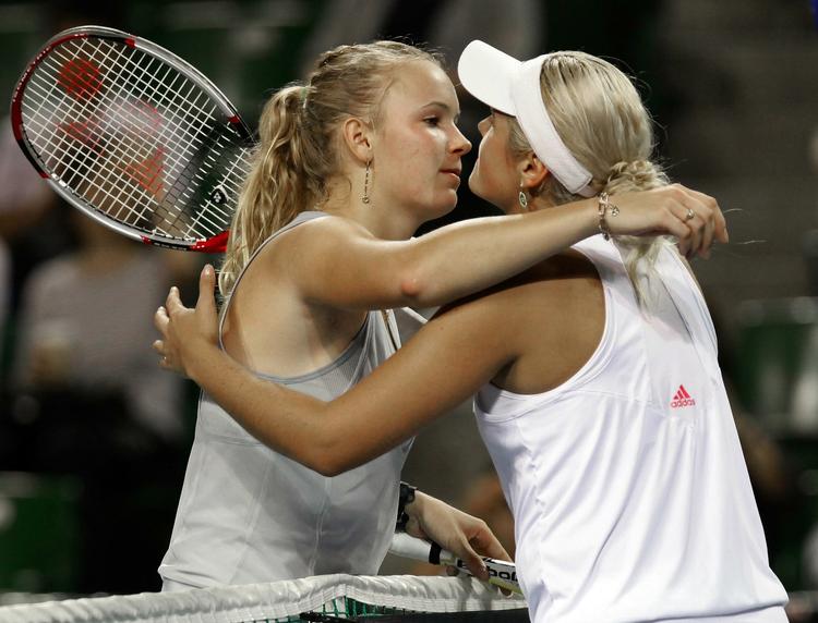Efter fem tabte partier mod Aleksandra Wozniak (th) måtte Caroline Wozniacki opgive at spille videre i går. 