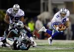Dallas Cowboys' quarterback Tony Romo (9) bliver fældet af Carolina Panthers' Richard Marshall (31). 