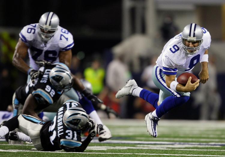 Dallas Cowboys' quarterback Tony Romo (9) bliver fældet af Carolina Panthers' Richard Marshall (31). 