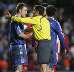 Mejuto Gonzales er en erfaren dommer, der blandt andet har dømt 37 kampe i Champions League. Her diskuterer han med Chelsea anfører John Terry efter en kamp mod græske Olympiakos. Arkivfoto. 