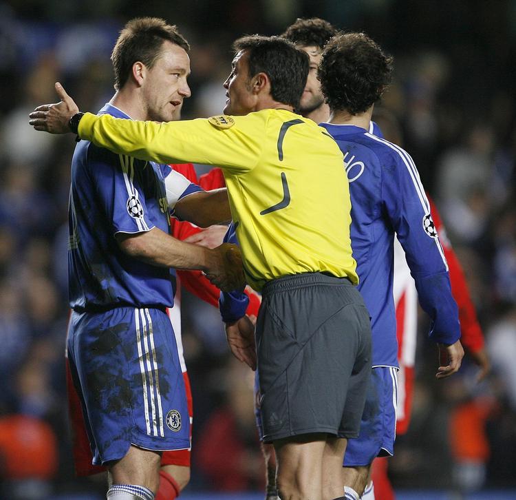 Mejuto Gonzales er en erfaren dommer, der blandt andet har dømt 37 kampe i Champions League. Her diskuterer han med Chelsea anfører John Terry efter en kamp mod græske Olympiakos. Arkivfoto. 