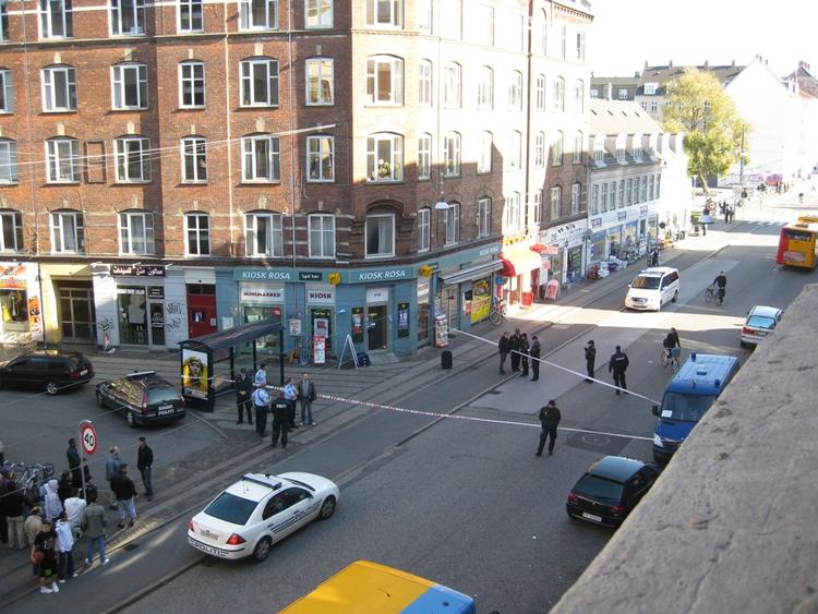 Nørrebrogade blev afspærret ved Heimdalsgade efter overfaldet. 